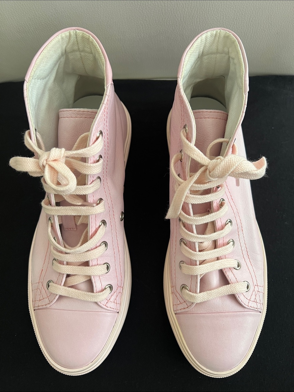Saint Laurent Bedford
High-Top Light Pink Sneakers Size 38.5